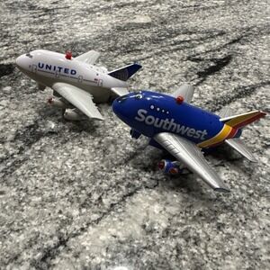 Southwest United Jet Airliner Airplane Plane Toy Lights Up Sound Daron Pullback